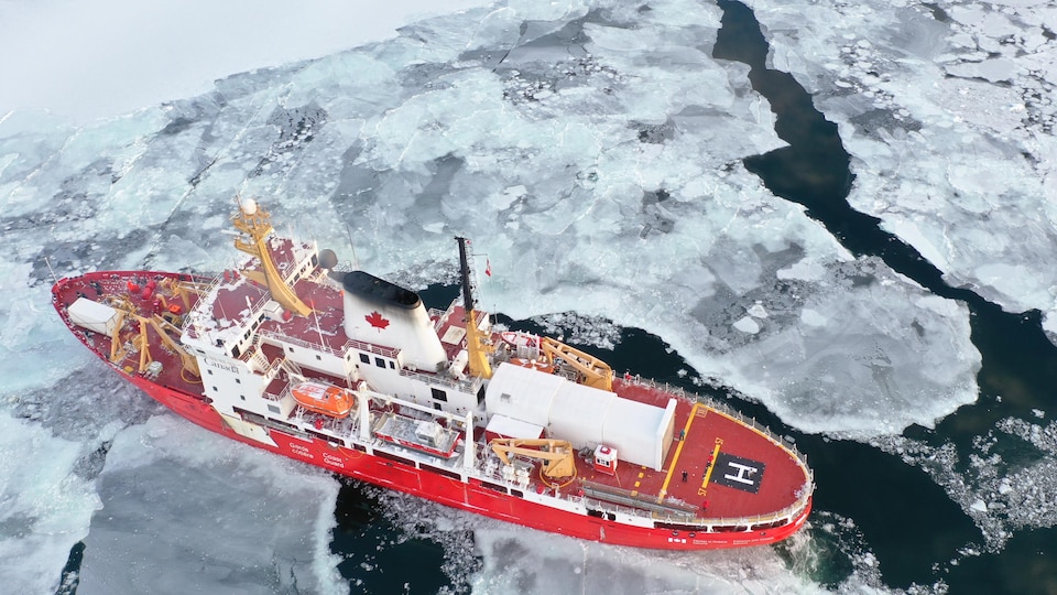Le navire vu de haut dans les glaces du Saint-Laurent.