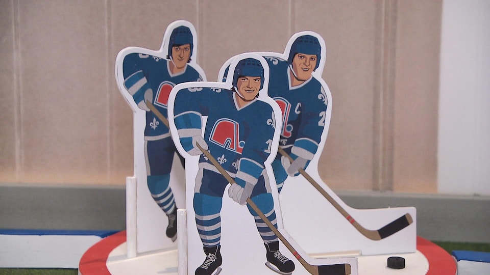 Maquette de l’œuvre d’art honorant les frères Stastny. Les trois Slovaques sont représentés en joueurs de hockey sur table.