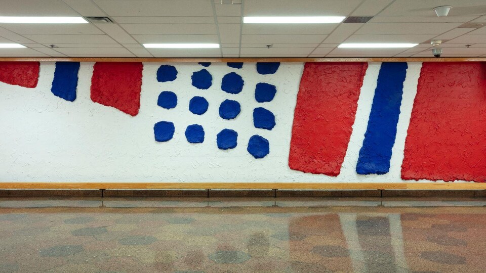 L'oeuvre «Bleu, blanc, rouge», en hommage au Canadien de Montréal, a été réalisée directement sur un mur de béton de Radio-Canada.