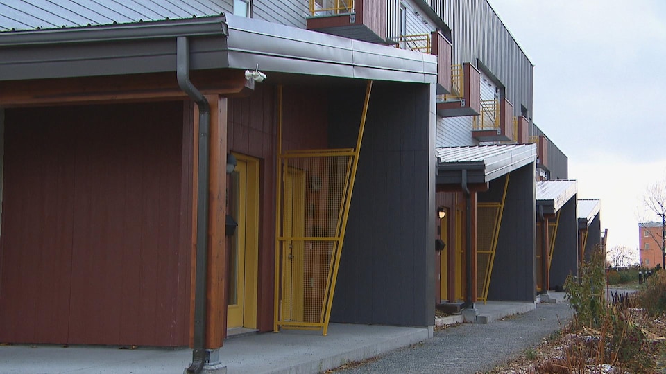Des maisons en rangée.