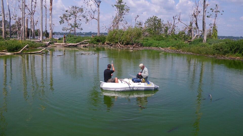 Deux hommes sur un bateau