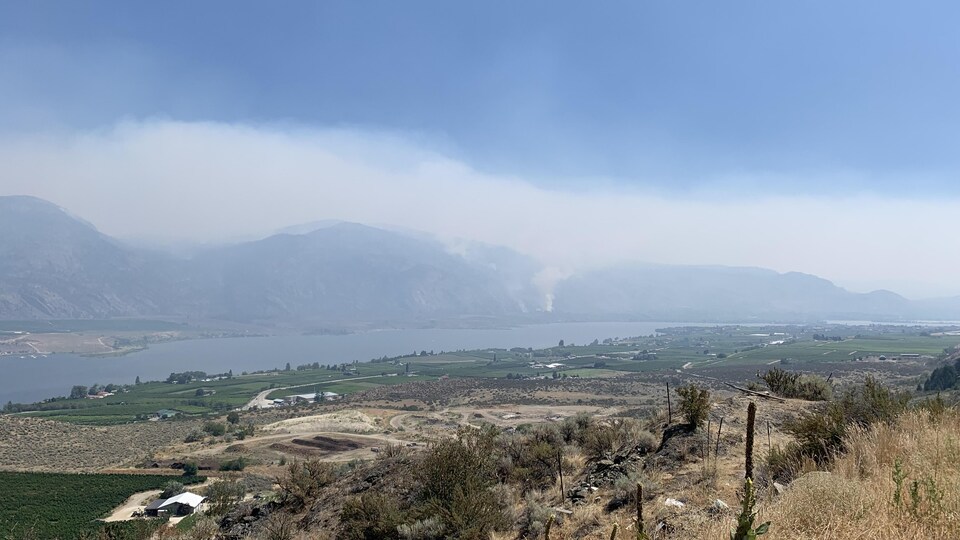La fumée des feux Nk'Mip Creek est visible depuis le lac Osoyoos.