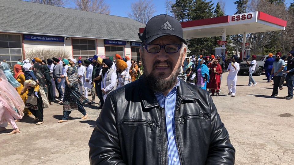 La communauté sikhe défile et fête dans les rues de Shediac Radio