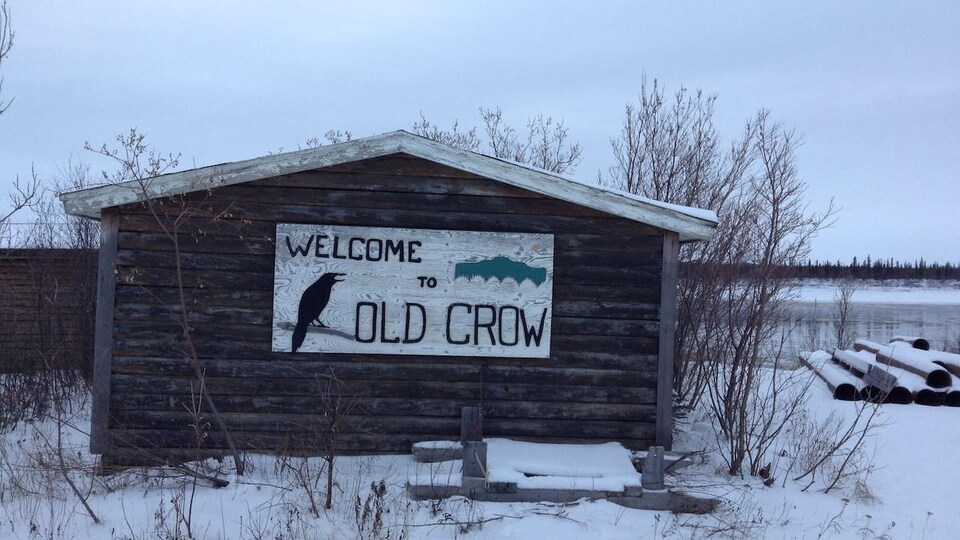 Un panneau souhaitant la bienvenue à Old Crow.