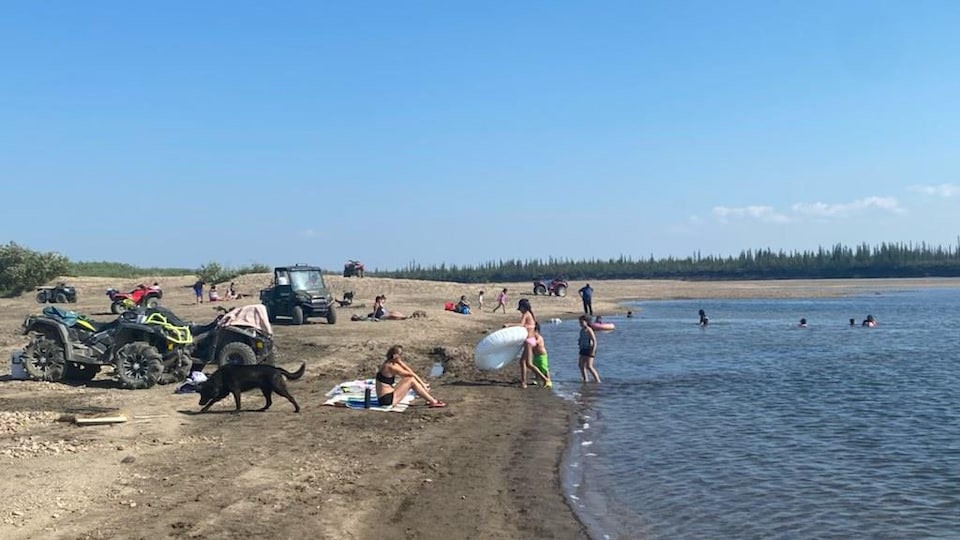 Une plage à Old Crow, dans le nord du Yukon.