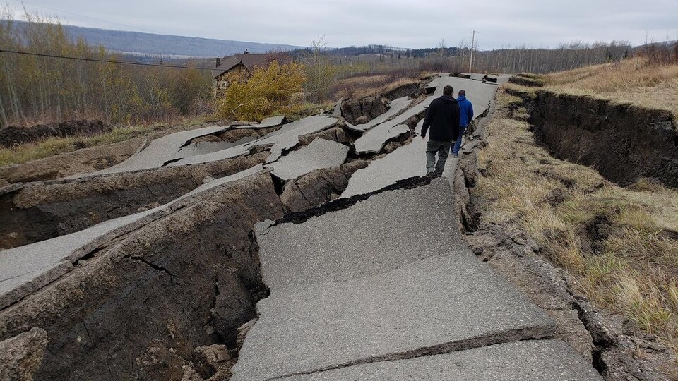 Une route détruite par un glissement de terrain.