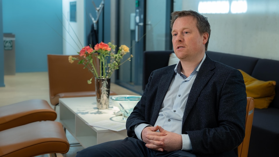 Le sous-ministre de la Santé de Norvège dans son bureau.