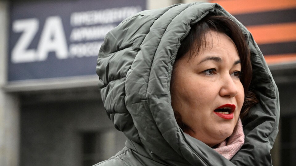 Une femme habillée d'un manteau à capuche