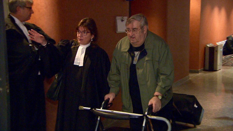 Olivain Leblanc, en marchette, au palais de justice de Montréal.