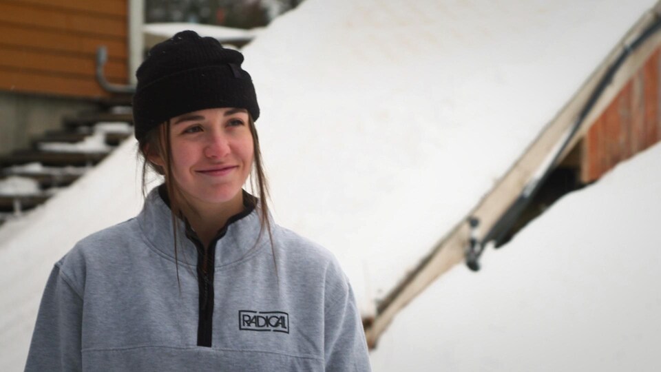 Olivia Asselin en entrevue devant une rampe d'entraînement