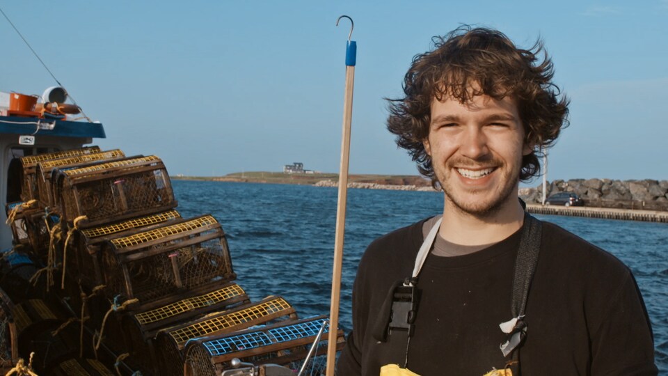 Olivier Renaud est photographié sur son bateau chargé de cages.
