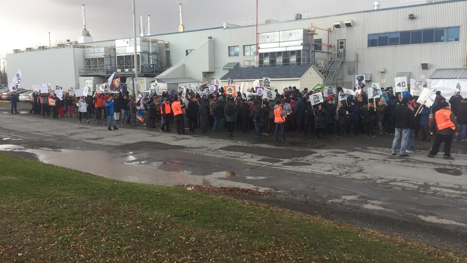 Les employés d'Olymel manifestent à Drummondville RadioCanada.ca