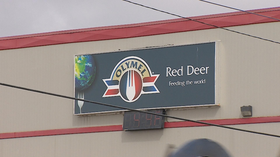 Le signe Olymel à l'extérieur de l'usine de transformation du porc de l'entreprise à Red Deer en Alberta.