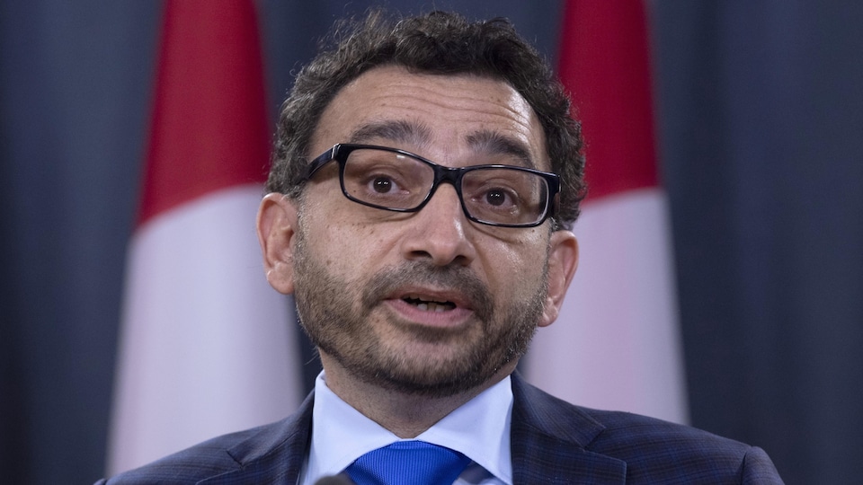 Le ministre des Transports du Canada, Omar Alghabra, parle en conférence de presse.