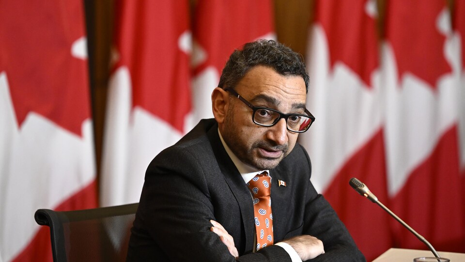 Omar Alghabra s'adresse aux journalistes.