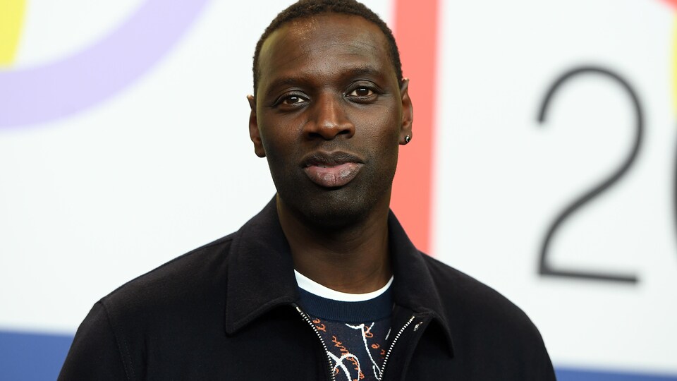 L'homme sourit pour la photo.