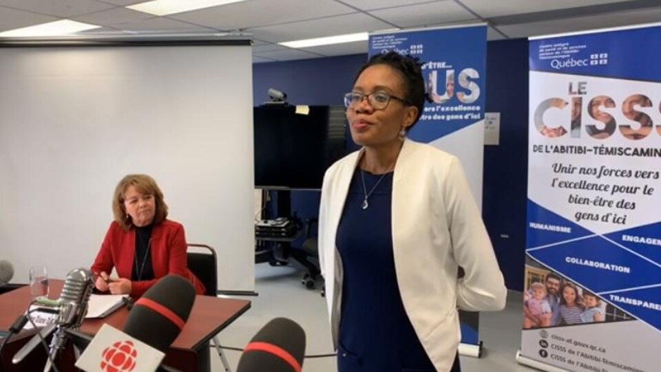 Deux femmes devant les caméras pour une conférence de presse