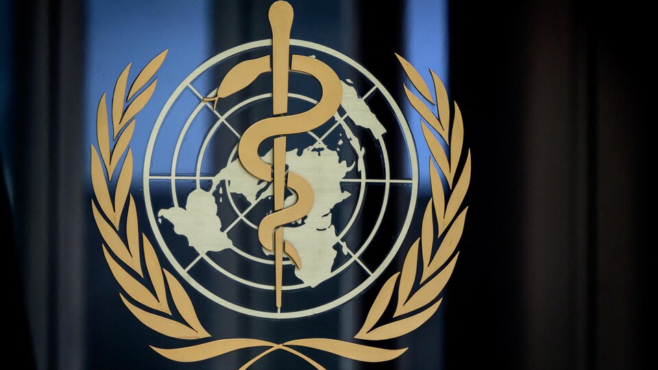 Un panneau de l'Organisation mondiale de la santé à l'entrée de son siège à Genève.