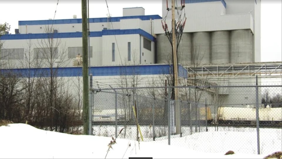 Une usine vue de l'extérieur en hiver.