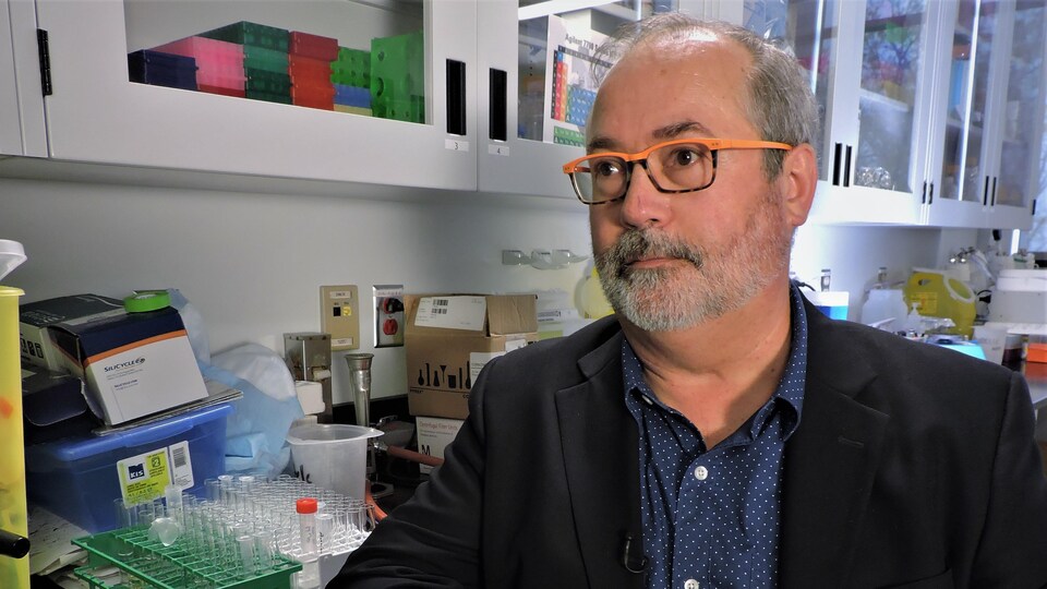 Onil Samuel dans son laboratoire.