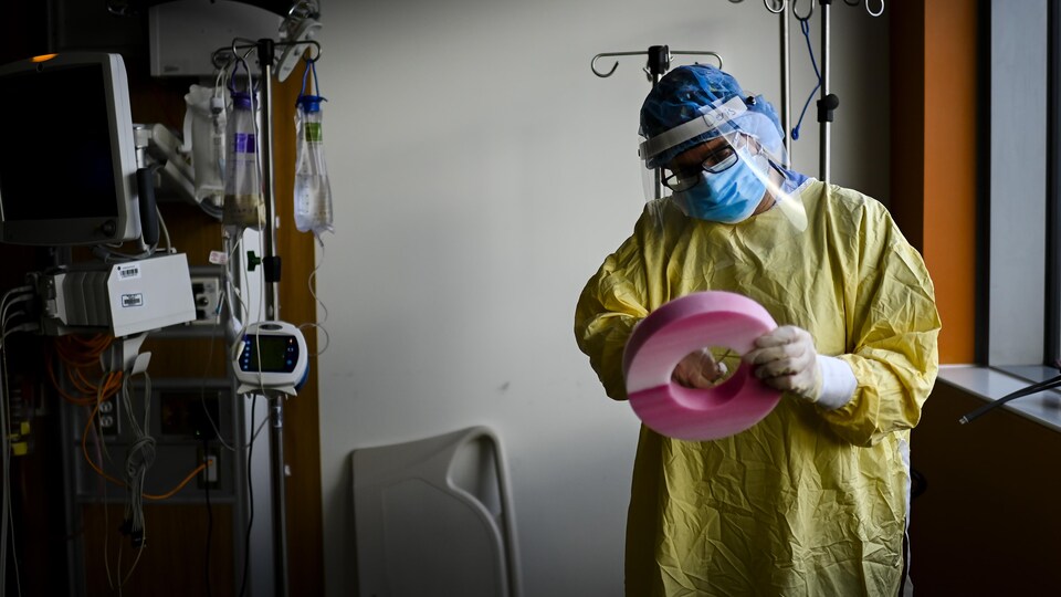 Un membre du personnel soignant d'une unité de soins intensifs.