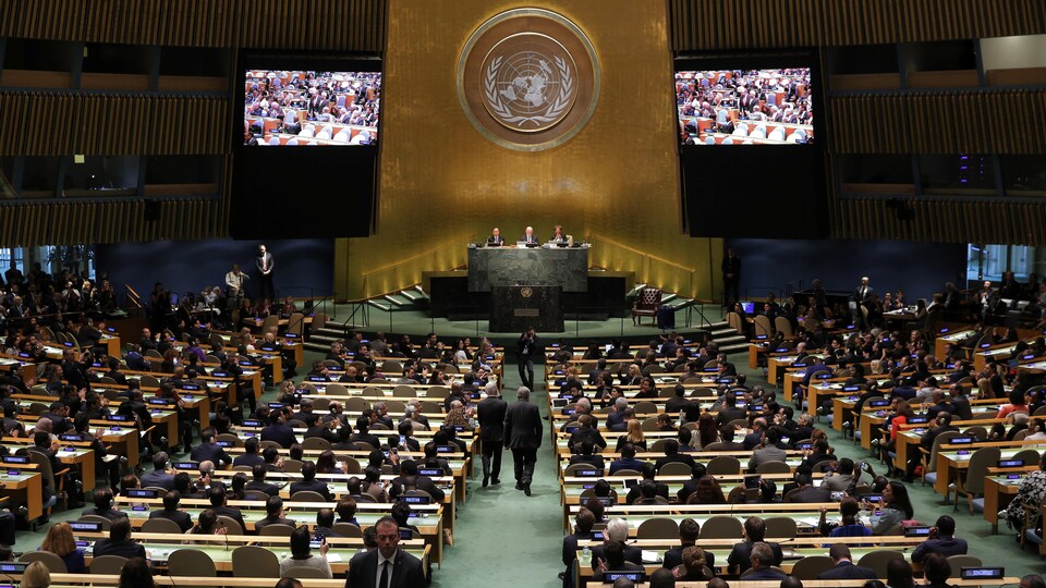 Le secrétaire général désigné de l'ONU, Antonio Guterres, du Portugal, descend le centre de l'allée au siège de l'ONU à New York.