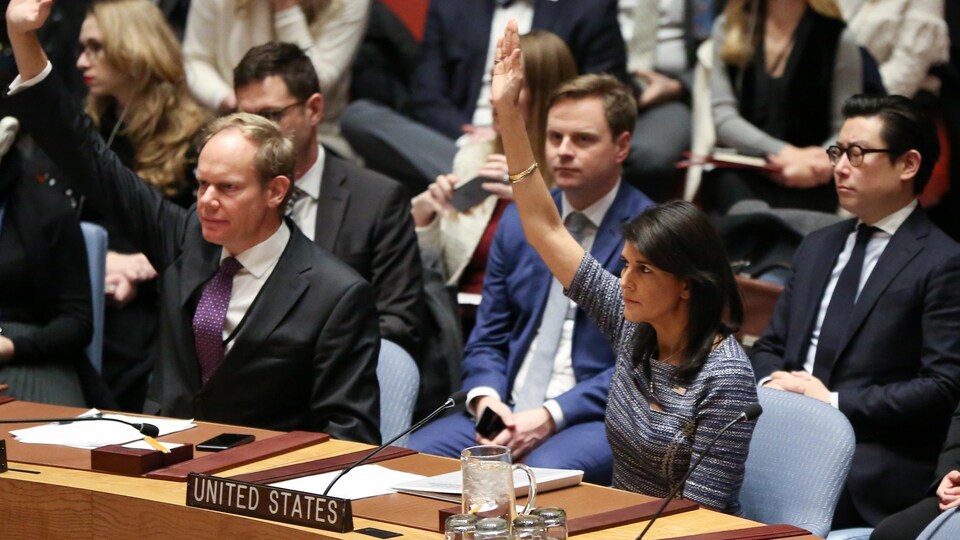 L'ambassadrice américaine à l'ONU Nikki Haley vote en faveur des sanctions contre la Corée du Nord.