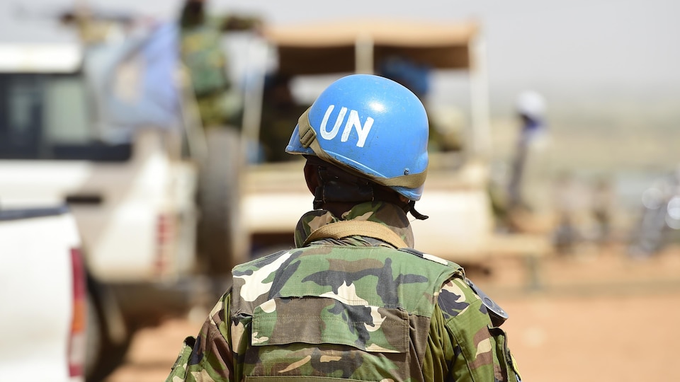 Un soldat de dos avec un casque bleu de l'ONU.
