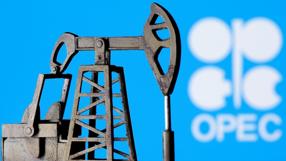 Un cric de pompe à pétrole est imprimé en trois dimensions devant le logo de l’OPEP.