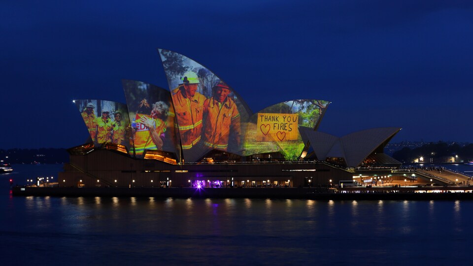 Une projection d'images de pompiers sur l'édifice de l'Opéra de Sydney.
