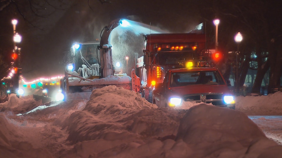 Opération de déneigement dans les rues de Québec.