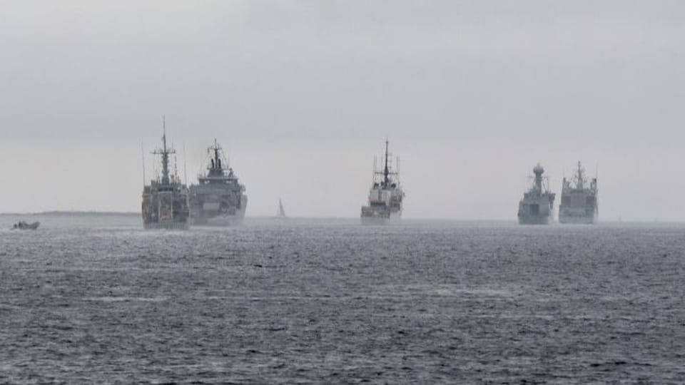 Cinq navires au large