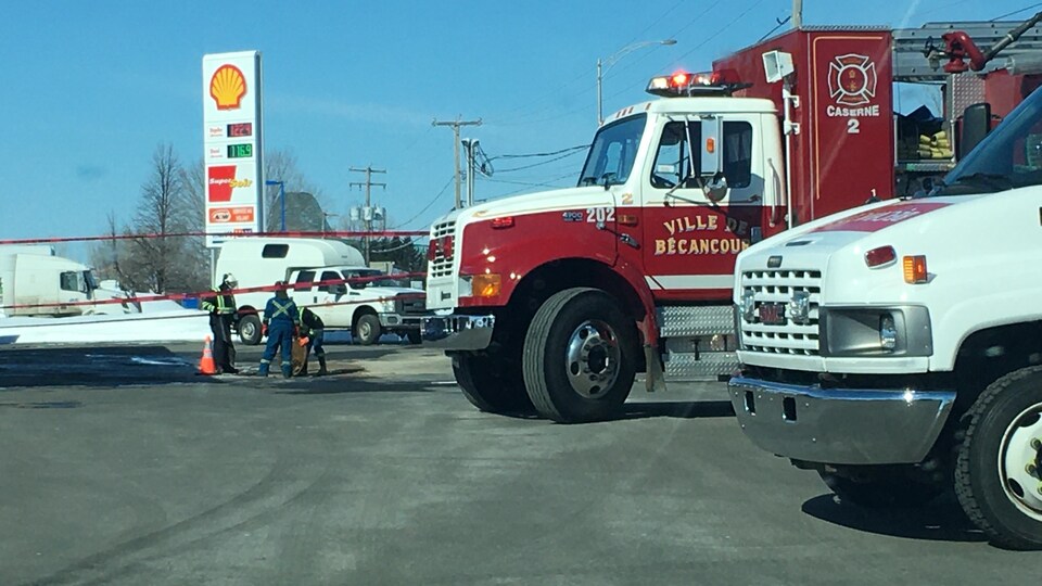 Un camion incendie à une station-service.