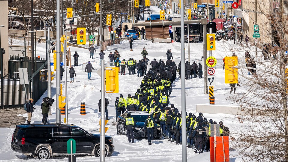 Vue à distance de l'imposante opération policière à Ottawa.