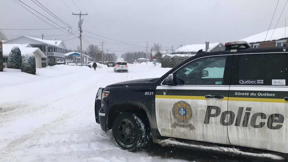 Une voiture de la Sûreté du Québec bloque une partie de la rue Rivest.