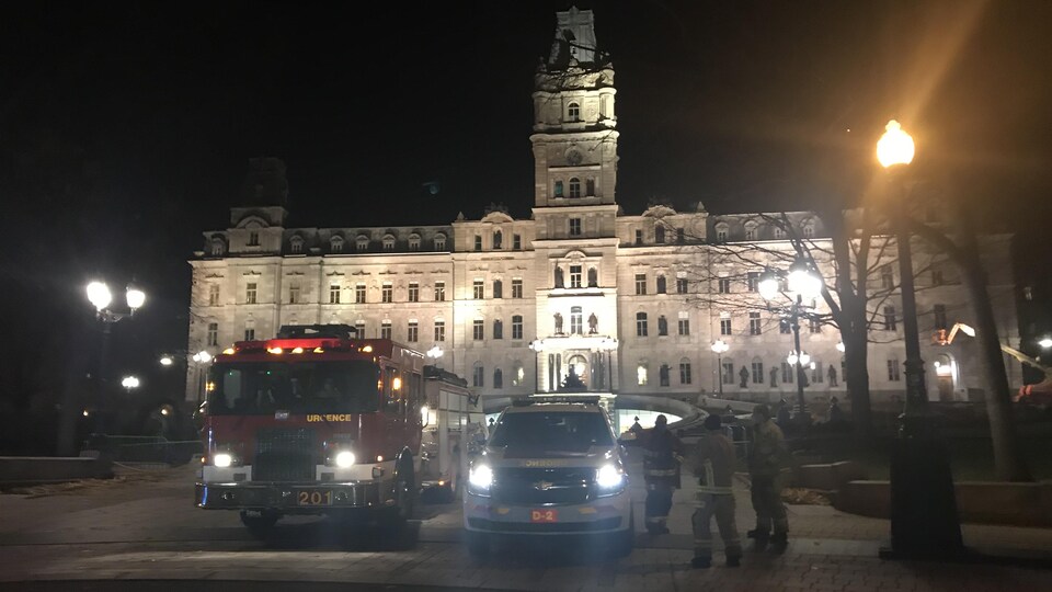 Le parlement avec des véhicules d'urgence.