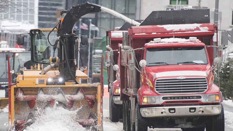 Montreal Lance Sa Troisieme Operation De Chargement De Neige De La Saison Radio Canada Ca