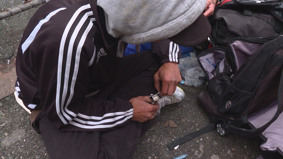 Un homme se prépare une consommation de drogue.