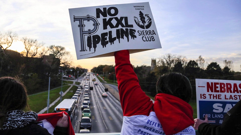 « Pas de pipeline Keystone XL », peut-on lire sur une pancarte brandie par un manifestant sur un pont. 