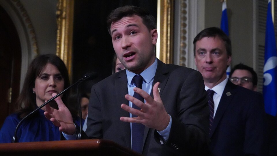 Dans le foyer du parlement, le solidaire Gabriel Nadeau-Dubois entouré de la péquiste Véronique Hivon et le libéral Marc Tanguay.