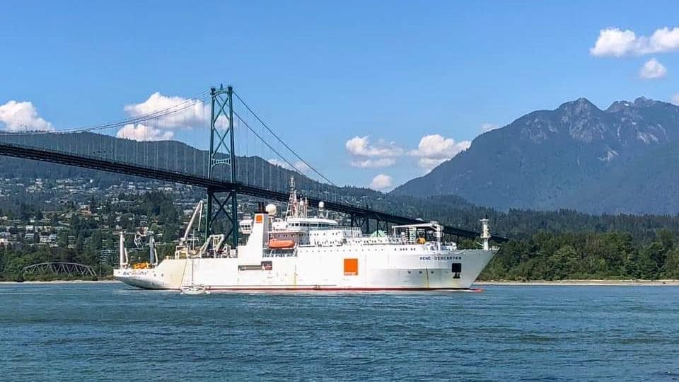 un bateau sous le pont Lion's Gate de Vancouver.
