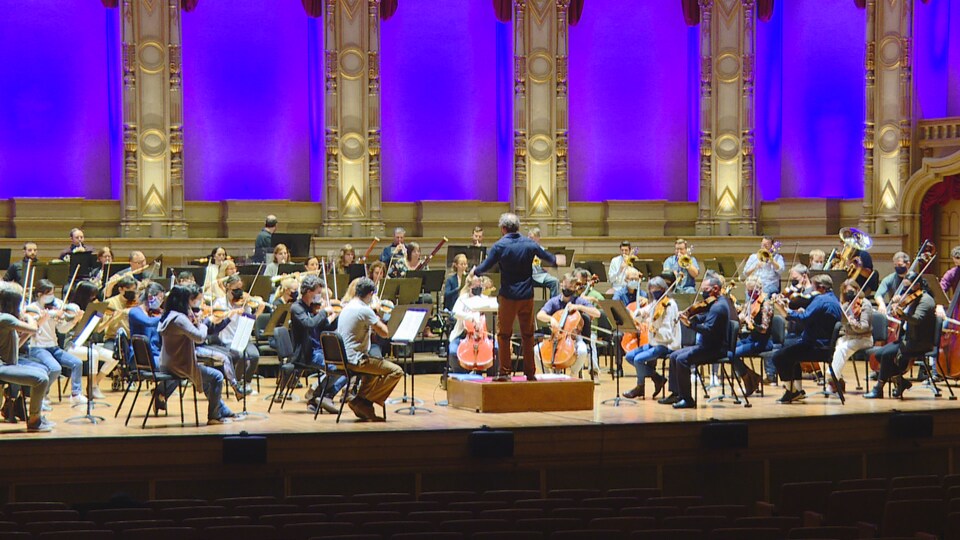L'Orchestre symphonique de Vancouver joue dans une salle vide.