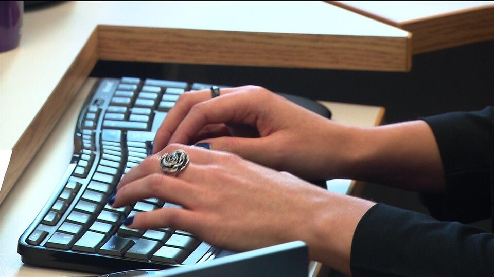 Des fonctionnaires francophones fédéraux hésitent à utiliser leur langue au travail, selon un rapport.
