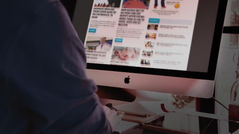 Un homme surfe sur le web.