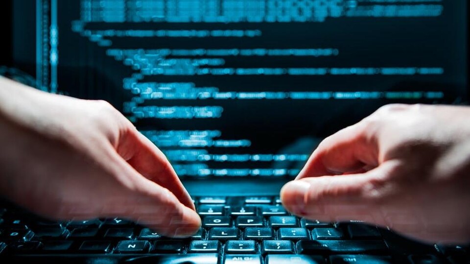 Un ordinateur portable affiche une série de codes.