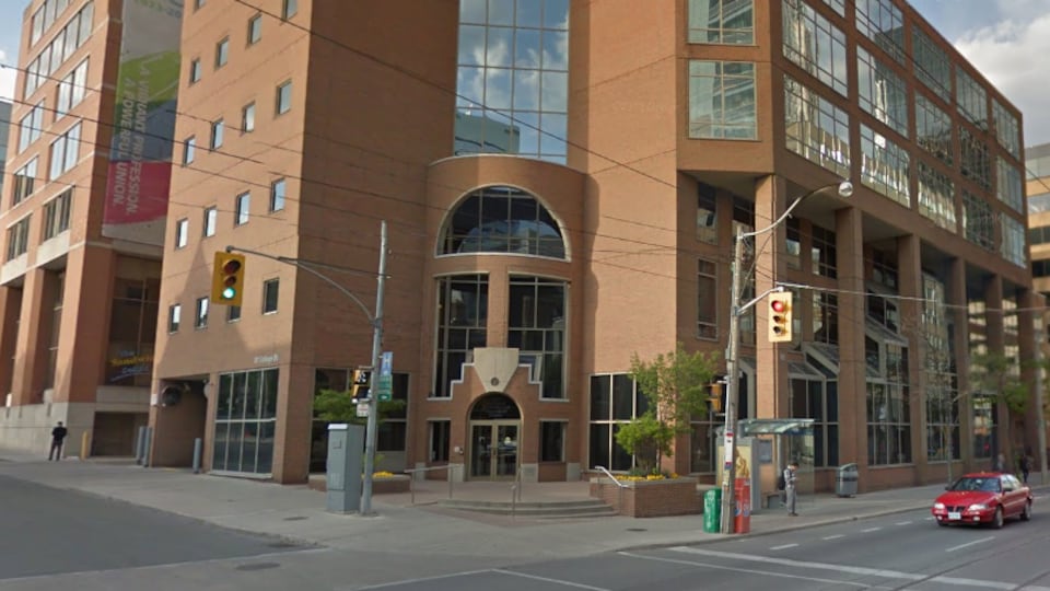 Le siège de l'Ordre des médecins et chirurgiens de l'Ontario au centre-ville de Toronto.