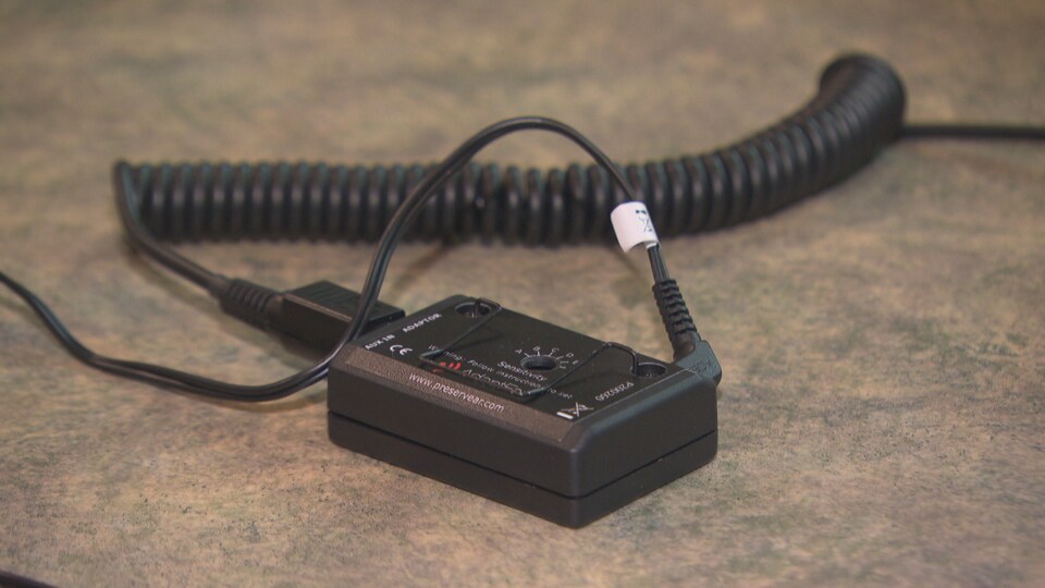 Un dispositif pour limiter le son placé sur un comptoir.