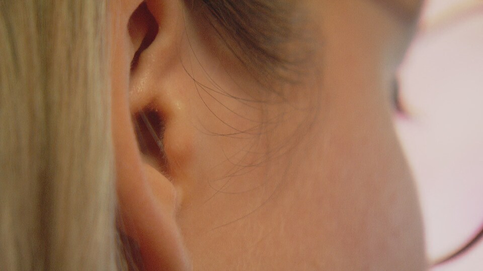 Gros plan d'une oreille.