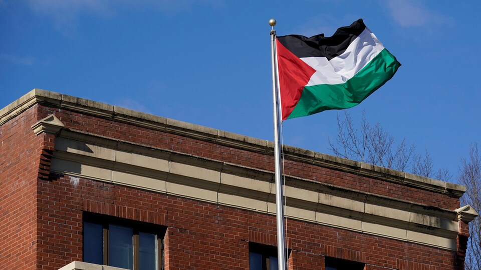 Un drapeau palestinien flotte devant les bureaux de l'Organisation de libération de la Palestine à Washington.