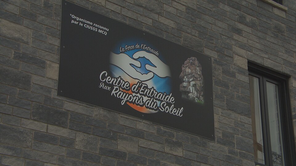 Banderole sur un mur de brique